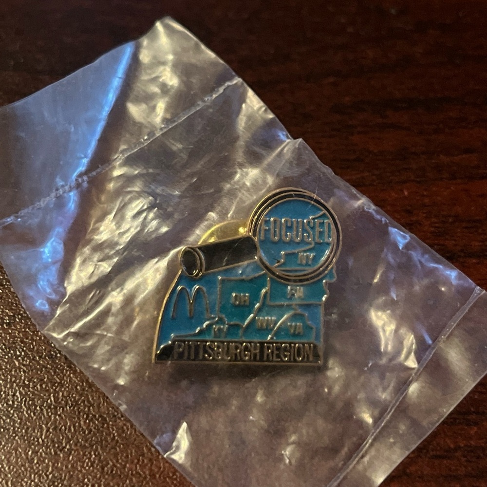 McDonald’s‎ Focused Pittsburgh Region Magnifying Glass Employee Lapel Hat Pin